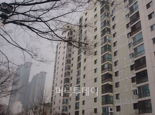 ↑'목동15단지?' 목동신시가지는 1~14단지만 있다. 14단지옆 한 아파트 모습. 비가 오는 가운데서도 이사가 한창이다.ⓒ송학주 기자