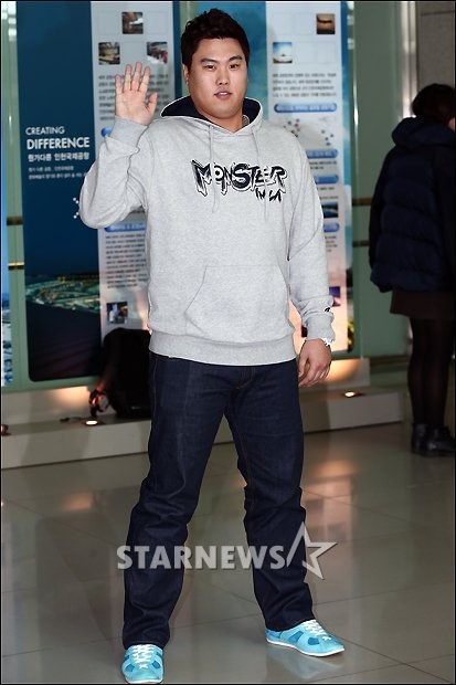 ↑ 팀에 합류하기 위해 23일 오후 인천국제공항을 통해 출국하는 LA 다저스 류현진 선수가 출국 전 취재진과 인터뷰를 하고 있다. ⓒ 임성균기자