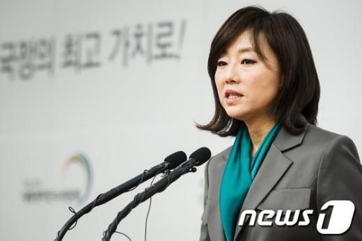 조윤선 당선인 대변인이 28일 오전 서울 종로구 삼청동 한국금융연수원에 마련된 대통령직인수위원회 공동기자회견장에서 현안관련 브리핑을 하고 있다. 2013.1.28/뉴스1  News1 유승관 기자