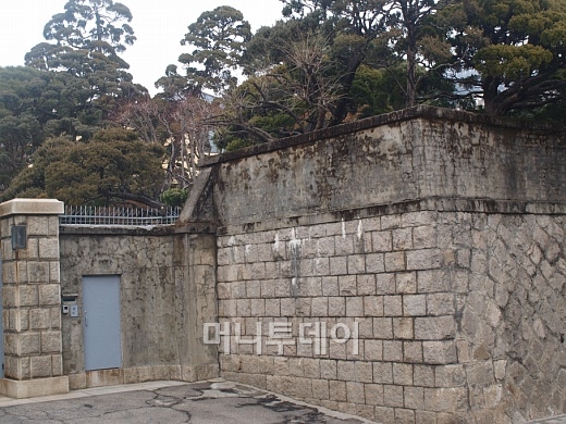 ↑이종철 풍농·양주CC 회장 성북동 자택. 대지면적은 2288㎡에 개별공시지가는 1㎡당 282만원(지난해 5월 기준)으로 개별주택가격은 64억5216만원이었다. ⓒ송학주 기자