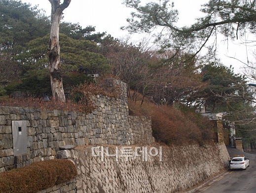 ↑성북동 인근 단독주택 옆으로 보안업체 직원이 차량을 대기시켜 놓고 경비를 서고 있다. ⓒ송학주 기자