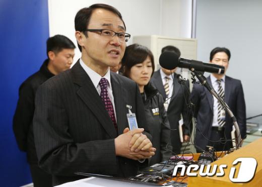 장병덕 서울지방경찰청 사이버수사대장이 지난해 12월17일 오전 서울 강남구 수서경찰서에서 국정원 여직원의 문재인 민주통합당 대선후보에 대한 비방 댓글 의혹과 관련해 브리핑을 하고 있다. News1 송원영 기자