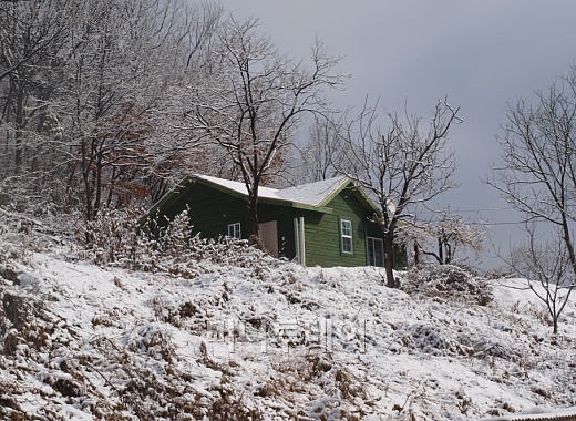 ↑세종시 인근 도로 곳곳에 전원주택 분양 광고 현수막이 붙어 있다.ⓒ송학주 기자