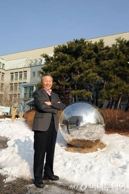 ↑안병훈 명예교수가 자신의 설립한 KAIST 경영대학 앞에 섰다. ⓒ구혜정 기자 photonine@