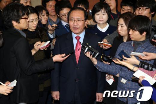 노회찬 대표가 14일 국회 정론관에서 대법원 선고와 관련한 입장발표를 마친 뒤 취재진의 질문을 받고 있다. News1 이광호 기자
