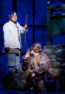 ↑사랑에 빠진 배비장(홍광호,오른쪽)이 방자(임기홍)를 데리고 깊은 밤, 애랑을 만나러 가는 장면. (사진제공=CJ E&M)