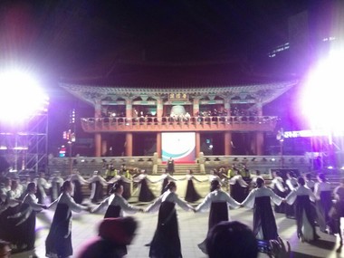 보신각 앞에서 강강술래를 즐기는 전남 진도 강강술래 보존회 회원들과 시민들.  News1