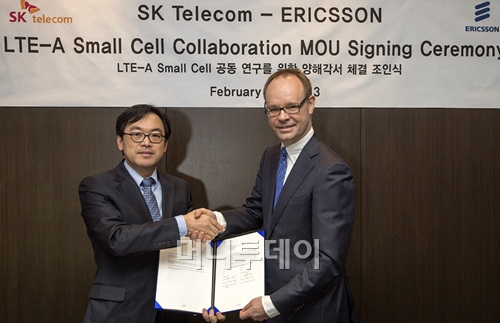 ↑SK텔레콤 최진성 ICT기술원장(사진 왼쪽)과 에릭슨의 토마스 노렌(오른쪽) 엑세스 사업총괄은, 성공적인 LTE-A 서비스를 위해 양사가 공동 협력하기로 하는 내용의 협약식을 24일(현지시각) ‘MWC 2013’이 열리는 스페인 바르셀로나에서 체결했다.