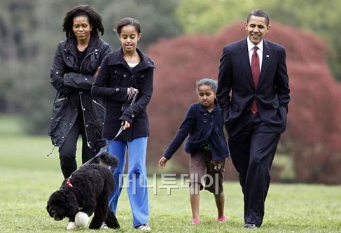 ↑ 버락 오바마 미국 대통령과 그의 가족들이 보와 함께 백악관 내 남쪽 잔디밭에서 산책하는 모습(출처: LA타임즈)
