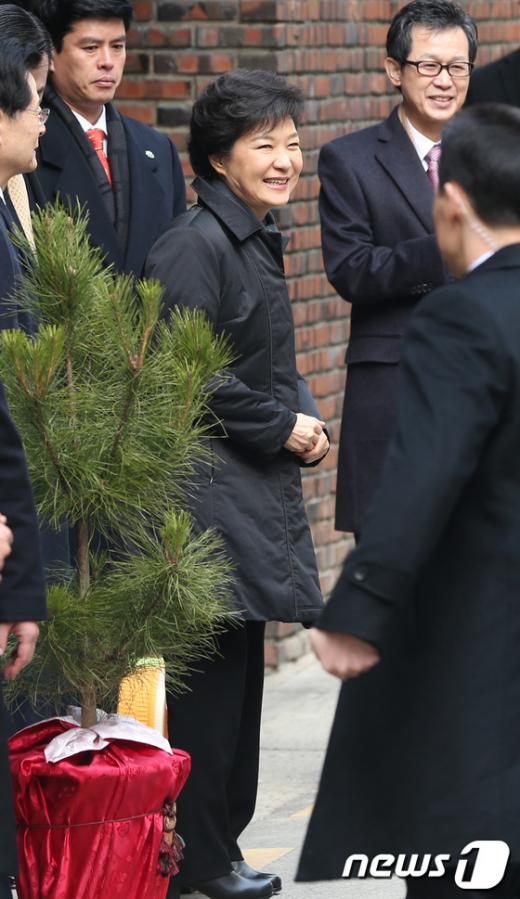 박근혜 대통령이 25일 오전 서울 강남구 삼성동 자택에서 나와 시민들과 인사를 나누고 있다. 첫 여성 대통령 시대를 여는 제18대 대한민국 박근혜 대통령의 취임식은 국회의사당 광장에서 약 7만명의 국민이 운집한 가운데 세대를 아우르는 국민대통합을 기치로 열린다. 2013.2.25/뉴스1  News1   송원영 기자