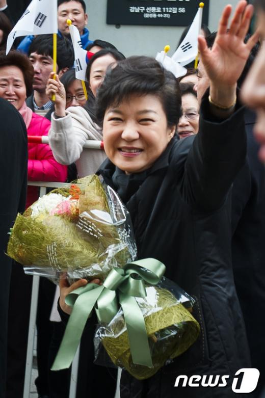 박근혜 대통령이 25일 오전 서울 강남구 삼성동 자택에서 나와 시민들과 인사를 나누고 있다. 첫 여성 대통령 시대를 여는 제18대 대한민국 박근혜 대통령의 취임식은 국회의사당 광장에서 약 7만명의 국민이 운집한 가운데 세대를 아우르는 국민대통합을 기치로 열린다. 2013.2.25/뉴스1  News1   유승관 기자