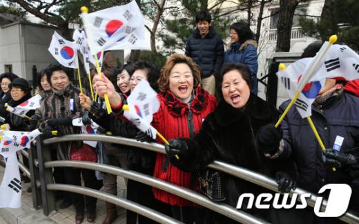 25일 오전 서울 강남구 삼성동에 위치한 박근혜 대통령 자택 앞에서 시민들이 박근혜 대통령을 바라보며 환호하고 있다. 첫 여성 대통령 시대를 여는 제18대 대한민국 박근혜 대통령의 취임식은 국회의사당 광장에서 약 7만명의 국민이 운집한 가운데 세대를 아우르는 국민대통합을 기치로 열린다. 2013.2.25/뉴스1  News1   송원영 기자