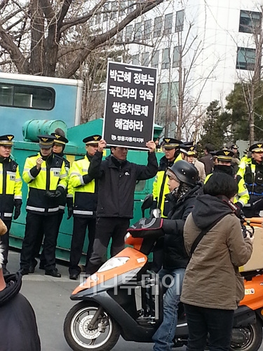 ↑제18대 대통령 취임식이 열리는 25일 오전 서울 여의도 국회의사당 앞 취임식장을 찾은 많은 시민들이 취임식이 시작하기를 기다리고 있다.2013.2.25/뉴스1
