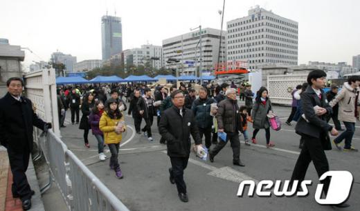 25일 오전 서울 여의도 국회의사당에서 열리는 제18대 박근혜 대통령 취임식 관람객들이 길게 줄지어 입장하고 있다.  News1 사진공동취재단