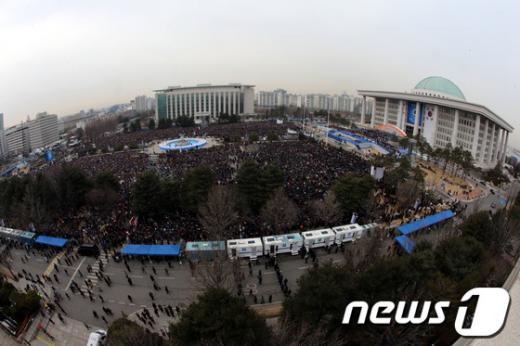 제18대 대통령 취임식이 열리는 25일 오전 서울 여의도 국회의사당 앞 취임식장을 찾은 많은 시민들이 취임식 시작을 기다리고 있다.  News1 이광호 기자