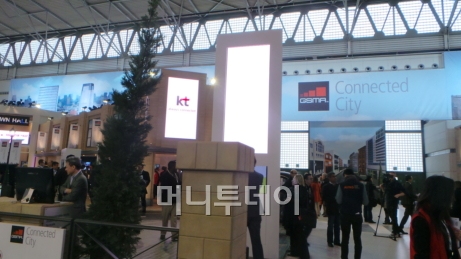 ↑MWC 테마 전시관인 '커넥티드 시티(Connected City)'. KT는 이곳에서 작년 대비 3배 확대된 전시공간을 차리고 All-IP, 가상재화(Virtual Goods), 글로벌, 컨버전스를 주요 테마로 하는 31개의 최첨단 아이템을 선보였다.