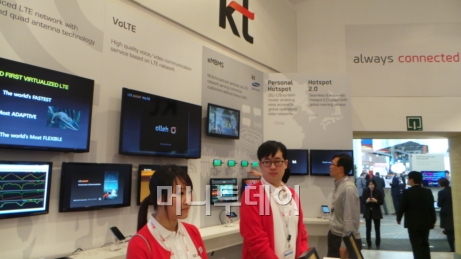 ↑MWC에서 삼성전자가 공개한 '갤럭시노트8.0'을 방문객들이 시연해보고 있다.