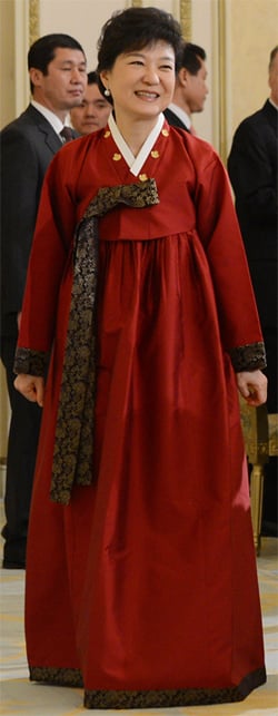 박근혜 대통령이 25일 오후 청와대 영빈관에서 열린 외빈초청 만찬에서 입은 한복은 무궁화 장식을 달아 의미를 더했다. (사진=청와대 제공)