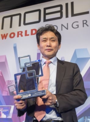 ↑변재완 SK텔레콤 CTO가 스페인 바로셀로나에서 열린 'MWC2013 글로벌 모바일 어워드 시상식'에서 26일(현지시각) 최고의 LTE공헌상을 수상한 뒤 기념촬영을 하고 있다.