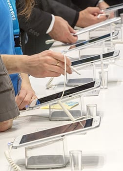 ↑SK텔레콩이 유아용 스마트 교육 로봇을 선보이고 있다.