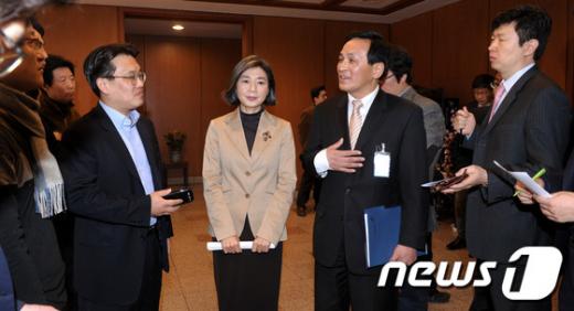 김행 청와대 대변인(가운데)과 최순홍 미래전략수석(오른쪽에서 두번째)이 3일 오전 청와대 춘추관에서 열린 긴급 기자회견 후 취재진의 질의에 답하고 있다. 이날 청와대는 여야 정치권을 향해 정부조직법 개정안의 조속한 국회 처리를 거듭 호소했다.