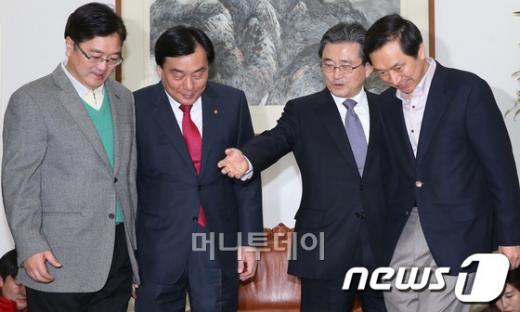 새누리당 이한구 원내대표와 민주통합당 박기춘 원내대표가 2일 오전 서울 여의도 국회에서 정부조직법 개편안과 관련해 회동하고 있다. 사진 오른쪽은 새누리당 김기현 원내수석부대표, 왼쪽은 민주통합당 우원식 원내수석부대표