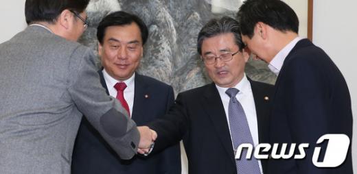 새누리당 이한구 원내대표와 민주통합당 박기춘 원내대표가 2일 오전 서울 여의도 국회에서 정부조직법 개편안과 관련해 회동하고 있다. 사진 오른쪽은 새누리당 김기현 원내수석부대표, 왼쪽은 민주통합당 우원식 원내수석부대표 2013.3.2/뉴스1 News1 송원영 기자