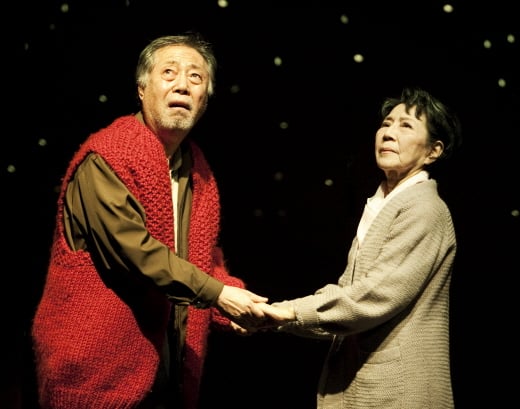 ↑연극'3월의 눈'에서 이순 역의 백성희와 함께 연기하는 장오 역의 변희봉(왼쪽). (사진제공=국립극단)