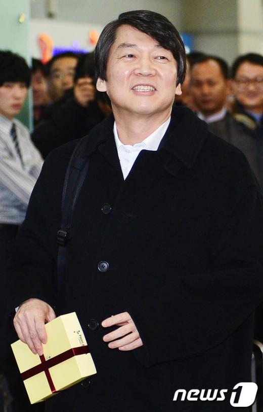 안철수 전 18대 대통령 후보가 오는 4월 24일 열리는 서울 노원병 보궐선거에 출마한다. 무소속 송호창 의원은 3일 오후 서울 여의도 국회 정론관에서 기자회견을 열고 "안철수 전 서울대교수가 미국 체류를 마치고 10일경 귀국 예정"이라며,"안 교수가 4월24일 서울 노원병 국회의원 보궐선거에 출마하기로 했다"고 말했다. 사진은 안 전 대선후보가 18대 대통령 선거일인 지난해 19일 오후 인천국제공항을 통해 미국으로 출국하며 취재진에게 손 인사를 하는 모습.2013.3.3/뉴스1 News1 박정호기자
