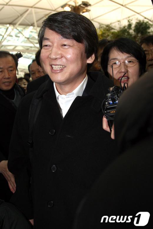 안철수 전 무소속 대선후보가 18대 대통령 선거일인 19일 오후 인천국제공항을 통해 미국으로 출국하고 있다. 안 전 후보는 이날 부인 김미경 교수와 함께 한강로동 제4투표소인 한강초등학교에서 소중한 한 표를 행사했다. 2012.12.19/뉴스1 News1 박정호 기자