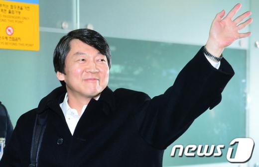 안철수 전 무소속 대선후보가 지난해 18대 대통령 선거일인 12월19일 오후 인천국제공항을 통해 미국으로 출국하고 있다. /뉴스1 News1 박정호 기자