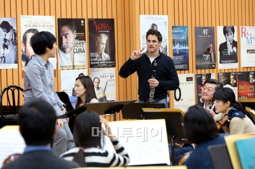 ↑6일 서울 예술의전당에서 열릴 내한공연을 앞두고 프라임필하모닉 오케스트라와 연습 중인 클라리네티스트 안드레아스 오텐잠머. 그는 지휘자에게 적극적으로 자신의 연주에 대해 설명하면서 오케스트라와 호흡을 맞췄다. <사진=임성균 기자 tjdrbs23@>