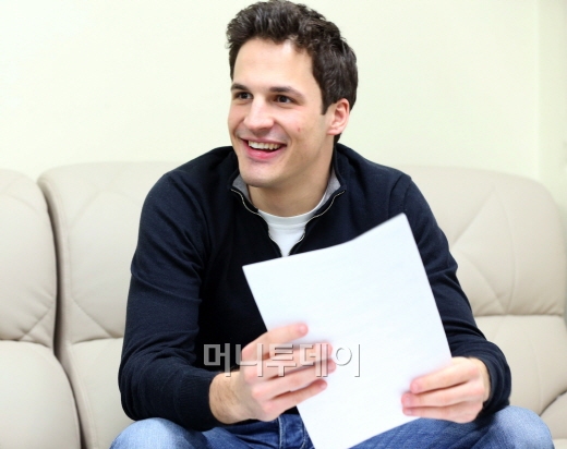 ↑베를린 필하모닉 오케스트라 클라리넷 수석인 안드레아스 오텐잠머는 풍부한 음역을 가진 클라리넷의 매력을 설명하며 이번 음악회는 청중 모두와 함께 즐길 수 있는 시간이 됐으면 좋겠다고 말했다. <사진=임성균 기자 tjdrbs23@>