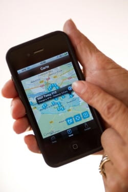 스마트폰 앱 위치확인 서비스를 통해 시내 곳곳에 반납된 트위지 중 가장 가까운 거리에 있는 차량을 찾아서 타면 된다.