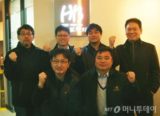 ↑주식회사를 협동조합으로 전환한 해피브릿지 창업자들. 왼쪽 위부터 시계 방향으로 박강태 송인창 정민섭 한성림 이구승 문성환(직함 생략) ⓒ해피브릿지