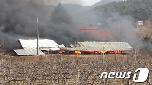 9일 오전 10시께 전북 고창군 심원면 주산리 죽곡마을 인근에서 화재가 발생해 인근 축사를 태우고 산불로 확산되고 있다. News1 김춘상 기자