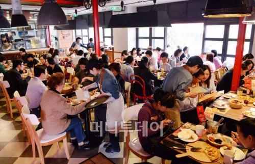 ↑미스터피자 상하이 1호점 푸저우루점 내부 모습.