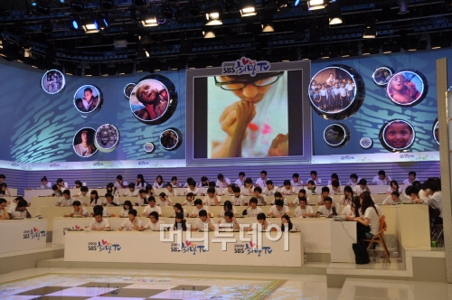 함께일하는재단은 방송을 통한 모금사업을 적극적으로 벌인다. 사진은 SBS 희망TV 모금활동.