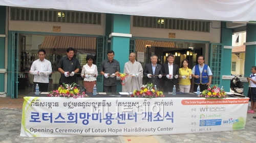 2007년 9월 피터 드러커 혁신상 수상 후 기념 촬영하는 모습.