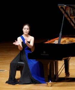 ↑피아니스트 손열음이 독주회에서 앙코르 곡을 연주하고 있다. (사진제공=크레디아)