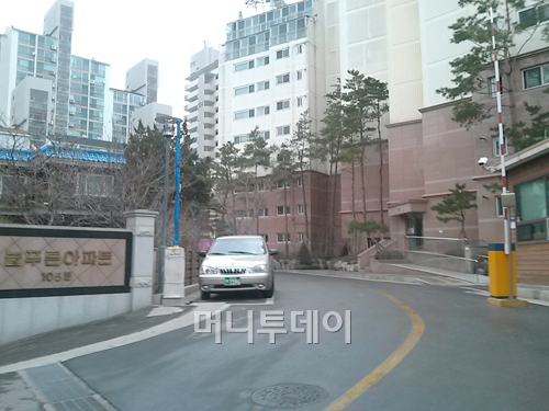 ↑ 서울시 노원구 상계1동 1317번지 '수락산늘푸른아파트' 105동 진입 입구 ⓒ이재윤 기자