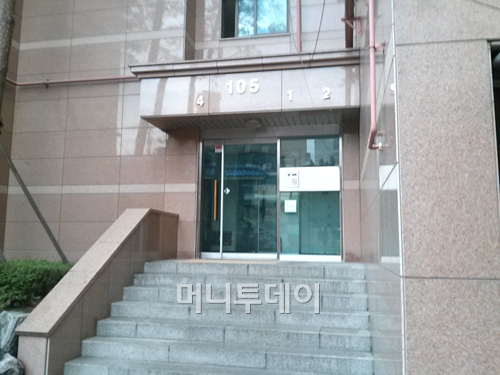 ↑ 서울시 노원구 상계1동 1317번지 '수락산늘푸른아파트' 105동 출입구 ⓒ이재윤 기자