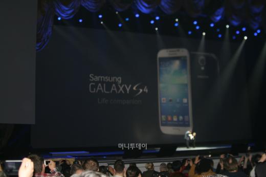 ↑'갤럭시 S4'가 든 박스를 선물 받은 소년이 발표회장인 라디오시티에서 신종균 삼성전자 IM부문 사장에게 건네주고 있다.