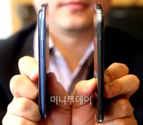 ↑갤럭시S3(왼쪽)과 갤럭시S4(오른쪽) 옆면.