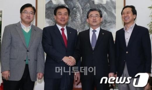 ↑새누리당과 민주통합당이 17일 오후 국회에서 여야 원내대표와 원내수석부대표가 참석하는 4자 회동을 갖고 정부조직법에 합의했다. 회동전 참석자들이 기념촬영하고 있는 장면. 사진 왼쪽부터 우원식 민주통합당 원내수석부대표, 박기춘 민주당 원내대표, 이한구 새누리당 원내대표, 김기현 새누리당 원내수석부대표 2013.3.3.뉴스1 News1 송원영 기자