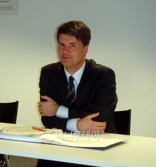 ↑하랄드 크루거(Harald Krueger) BMW그룹 보드멤버(사장)가 18일(현지시간) 독일 뮌헨본사에서 한국기자들과 간담회를 가지는 모습