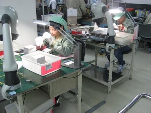 지난 14일(현지시간) 중국 톈진(天津)시 빈하이(濱海) 공장에서 칩부품 검사공정을 하고 있는 삼성전기 현지 직원들의 모습. ⓒ사진=이창명 기자