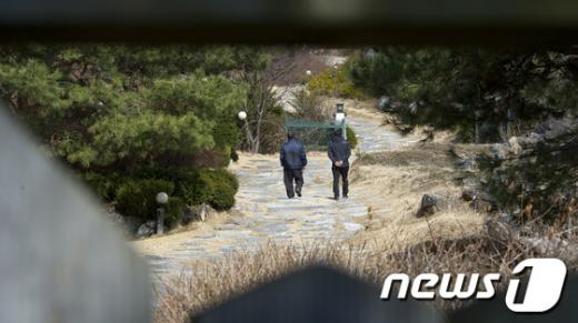 20일 오후 사회지도층 인사들에게 성접대를 했다는 의혹이 제기된 건설업자 윤모씨의 강원도 원주 별장에서 관리인들이 별장내를 걷고 있다.  News1 이명근 기자
