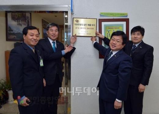 ↑ 류범상 동두천시 공보전산과장(왼쪽부터), 오세창 동두천시장, 김성년 부시장, 황수연 주무관이 지난 2월 15일 지방행정의 달인 배출부서 현판식을 진행하고 있다.