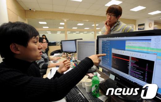 ↑(서울=뉴스1) 박정호 기자= 보안전문기업 하우리 직원들이 전날 일어난 주요 방송사와 일부 금융사들의 전산망 마비 사태와 관련해 21일 오전 서울 종로구 충신동 본사 보안대응센터에서 전용백신과 대국민 보급 백신에 대한 악성코드 진단치료 백신 작업 및 추가적 징후와 복원 작업을 위해 분주히 움직이고 있다.